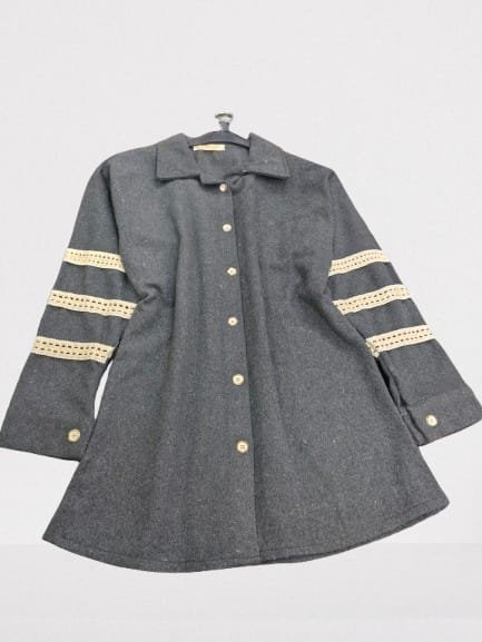 قميص شتوي مع زخرفة على الاكمام